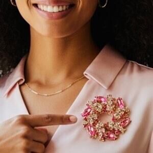 BROOCH: Vintage Style Pink Gold Tone, & White 3D Pin w/Sparkling Gemstones, NIP